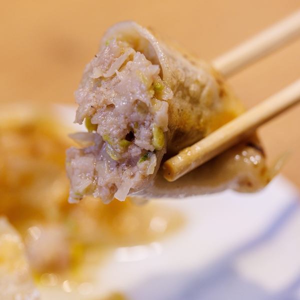 【オーダー率90％！】あふれる肉汁ともちもちの皮がクセになる♪毎日手包みの焼き餃子2個250円～(税込)