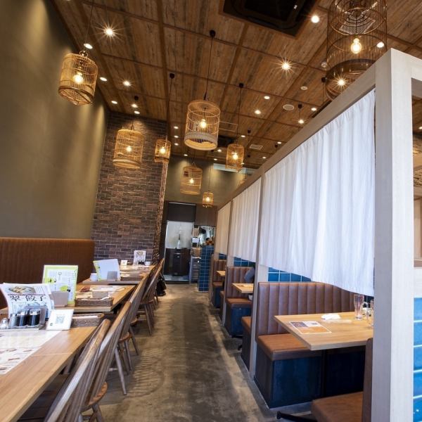 【雰囲気にこだわりがあるお店☆】高い天井と鳥かごをモチーフにしたお洒落な照明が特徴のお店！4名掛けボックス席を8席ご用意しております。ファミリーやお子様連れのお客様にも安心してご利用いただけるスペースです。ゆったりとしたボックス席で、当店自慢の料理を家族とご一緒にお楽しみください♪