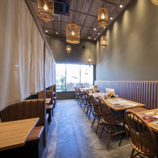 【お洒落な空間で、ご家族やご友人とご一緒に】当店のテーブル席は4名掛けのテーブルを5つご用意しており、最大24名様まで連結可能です。友人や家族とのランチや、大人数での集まりにぴったりなお洒落な空間です。アットホームな雰囲気の中で、楽しいひとときを、大切な人とご一緒にお過ごしください☆