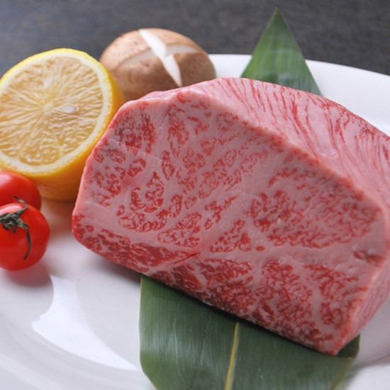 The iron plate steak using the special A5 Hiroshima beef is truly exquisite ★