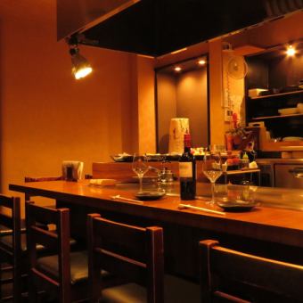 The counter seats, where you can feel the calm atmosphere, are popular for adults on dates and anniversaries.Have a special time with carefully selected ingredients and delicious sake.