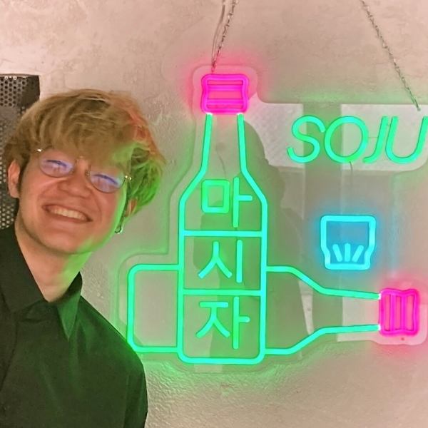 There are also neon signs, and the interior of the store has a stylish interior that makes you feel like you're in South Korea. There are many photo spots in the store that are particular about how you can take them on social media.