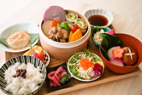 小鉢のお惣菜とおこわの相性抜群【おこわ蒸籠蒸し定食】