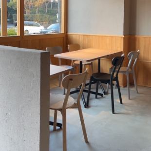 Table seats with outdoor light streaming in.The seats are close enough to Atsuta Shrine that you can soak up its power.You can enjoy it with your friends and family.There is also seating at the back of the store.