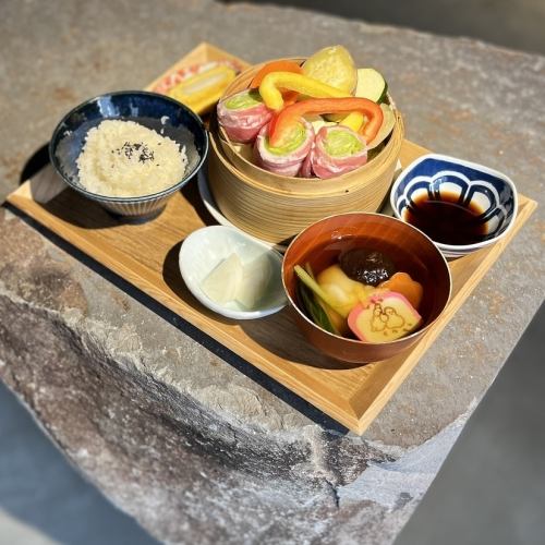 Steamed rice in a bamboo steamer set meal