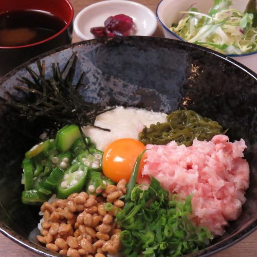 ランチの丼ぶりで女子会も