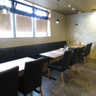 テーブル席は4名様用が3つあり、ご家族のお食事や女子会、仲間同士での集まりにも最適です。広々としたスペースで、ゆったりとした時間をお楽しみいただけます。美味しいお食事と共に、楽しい会話や思い出を作るひとときをお過ごしください。どんなシーンでもご利用いただける温かい雰囲気のお店です。お気軽にどうぞ！