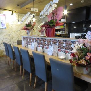 カウンター席が10席ありアットホームな雰囲気の当店は、ふらっと立ち寄りやすい環境が整っています。おひとり様も大歓迎で、気軽にお越しいただけます。落ち着いた空間で、ゆったりとランチや居酒屋メニューを楽しむことができるので、忙しい日常の中でもリフレッシュできるひとときを提供します。リラックスタイムにぜひ！