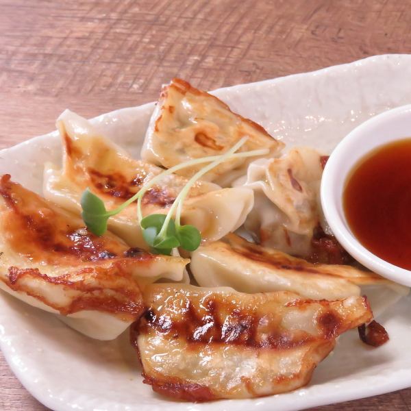 盛り合わせを頼むのがおすすめ！ジューシーな餃子は当店自慢の逸品！ぜひ一度お試しください！