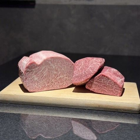 We use lean meat with strong flavor, mainly Matsusaka beef and Omi beef.