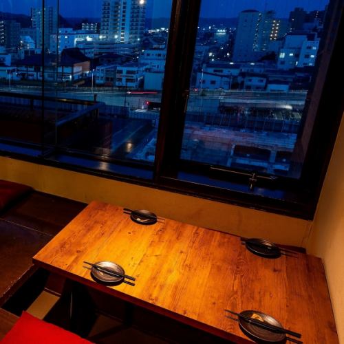 <p>当店は半個室、座敷席をご用意しております。夜景を楽しめる特別空間もあり。デートなどにも最適です。いずれも和の趣を大切にし、ゆったり落ち着ける空間でございますので、当店自慢のお料理や地酒を存分にご堪能ください。個室は下見も可能であらかじめお部屋をお選びいただくことも可能です。お気軽にご相談ください！</p>