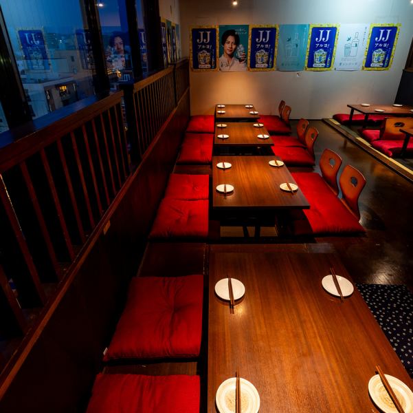 一面見渡せる団体席のため、参加者皆様のお顔を一望できます。挨拶やスピーチなども可能で、席の配置もご希望がございましたらお申し付けください！幹事様必見、幹事様無料クーポンもご用意しております。詳細はクーポンページをご確認ください！お履き物を脱いで足をおろしゆったりと座れる掘りごたつタイプ。