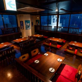 店内貸切も可能。掘りごたつタイプで最大70名様。7階からの夜景を眺めながら味わう名物おでんと日本酒は格別。落ち着いた半個室や掘りごたつ席もあり、ゆったりとくつろげる大人の隠れ家空間です。特別な日や記念日にもおすすめです。