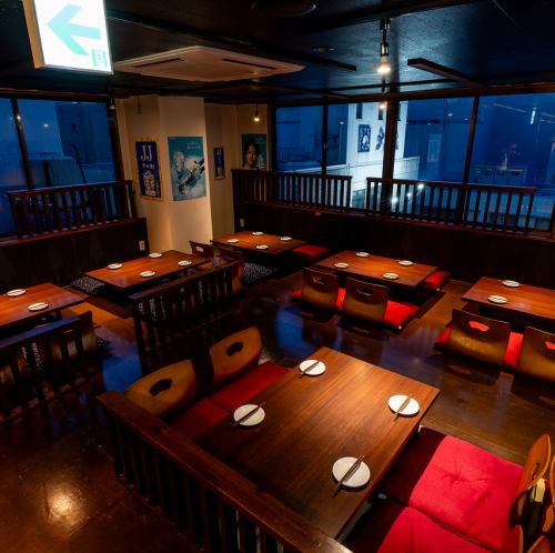 店内貸切も可能。掘りごたつタイプで最大70名様。7階からの夜景を眺めながら味わう名物おでんと日本酒は格別。落ち着いた半個室や掘りごたつ席もあり、ゆったりとくつろげる大人の隠れ家空間です。特別な日や記念日にもおすすめです。