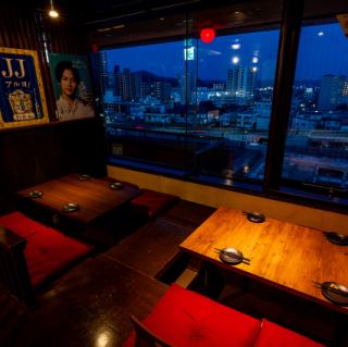 小人数様～大人数様迄。お座敷タイプの完全個室。デートやお二人での食事に最適な半個室席も完備。周囲を気にせず語らえるプライベート感が魅力で、記念日や大切な人とのひとときをゆったりと演出いたします。