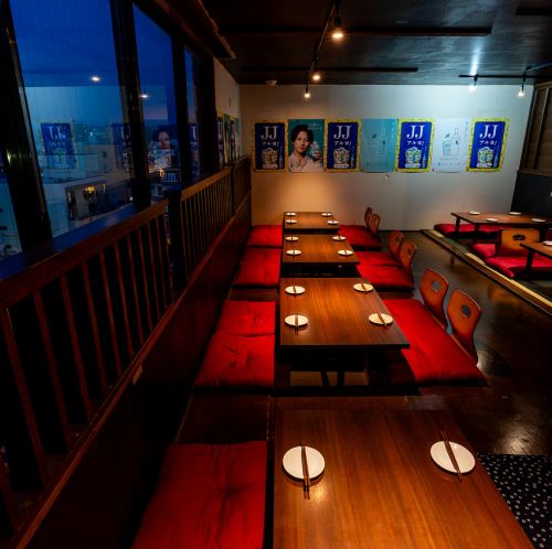 小人数様～大人数様迄。お座敷タイプの完全個室。和の趣あふれる落ち着いた店内は、木の質感と間接照明が心地良い雰囲気を作り出します。居心地の良さにこだわった空間で、食事もお酒も時間を忘れて楽しんでいただけます。