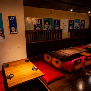 小人数様~大人数様迄。お座敷タイプの完全個室。会社宴会や同窓会など、大人数でのご利用には座敷席がおすすめ。お席を繋げて20~30名様まで対応できるため、幹事様にも安心のレイアウトです。宴会や季節の行事にぜひ。