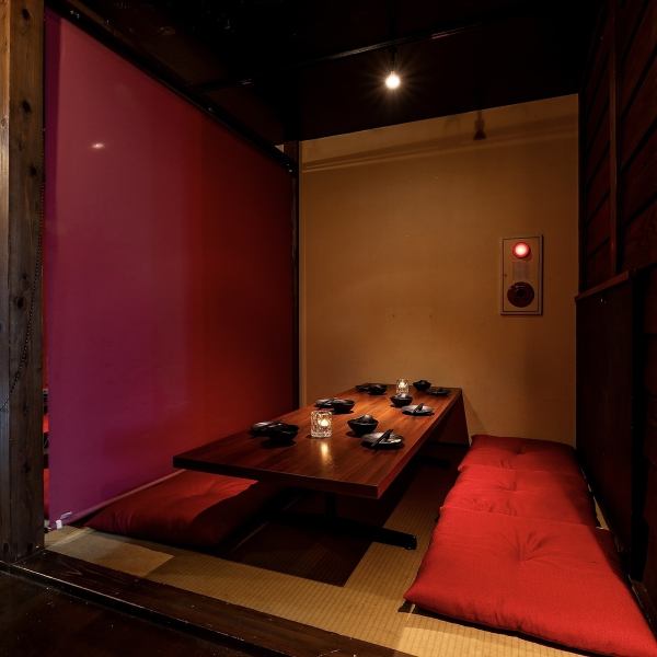 木の温もりを感じる和モダン空間。半個室・掘りごたつ・座敷など多彩なお席をご用意しております。プライベート感を大切にしたデートから、気心知れた仲間との飲み会、会社宴会まで幅広くご利用いただけます。