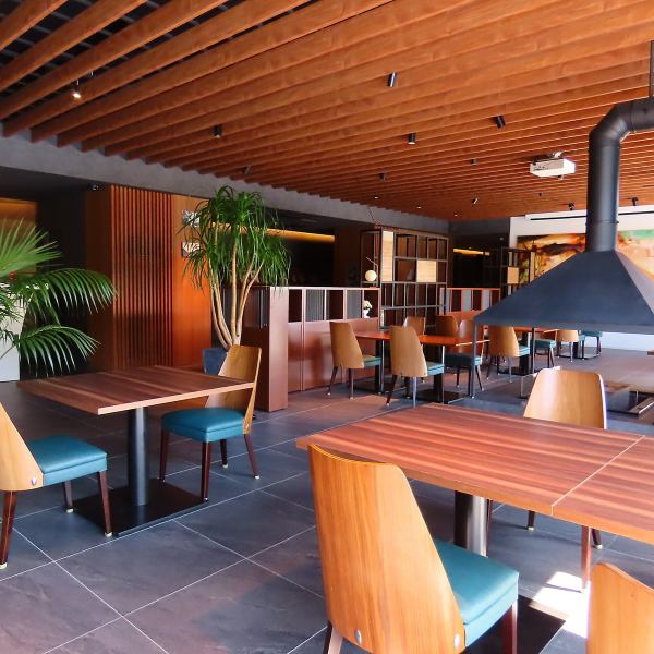 【南阿蘇の大自然に囲まれた特別な空間】上質な静けさと美しさに包まれ、まるでもうひとつの楽園にいるかのような非日常的な時間。贅を尽くした理想郷で極上の美食体験を。朝は爽やかに朝食を、昼は開放的なテラスでランチを、夜は星降る阿蘇の空を背景に心がとろけるような至福のディナーをご堪能いただくことができます◎