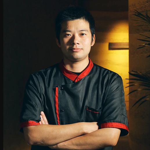 【料理長の感性と想いが詰まったひと皿】当レストランの料理は、総料理長の故郷・熊本への想いが深く込められています。生産者の顔が見える野菜・魚介・和牛などの素晴らしい食材たちと対話し、培ってきた技術と感性を融合。当店だからこそ味わえる感動をお客様にお届けいたします。ぜひ厳選ワインを片手にお寛ぎください。