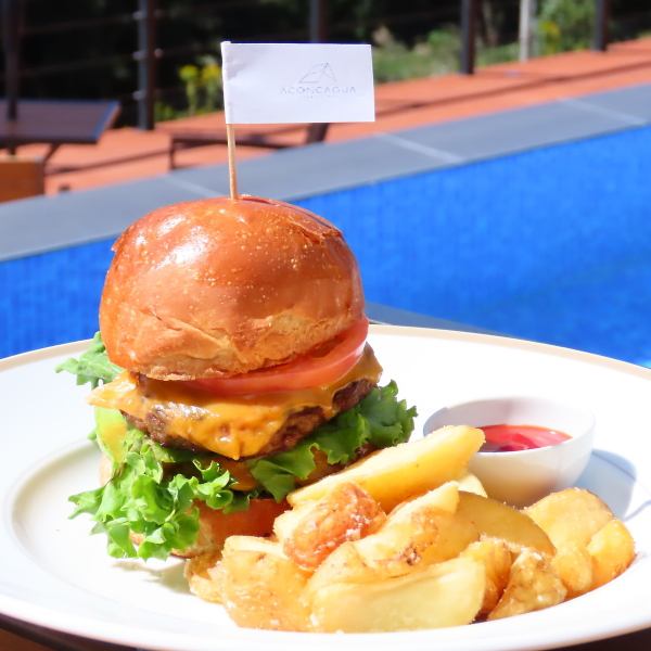 【自家製の味わい】地元食材たっぷりの極上赤牛バーガー