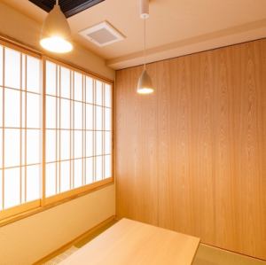 The tatami room on the 2nd floor is divided into units of 4 people and can be used as a private room for up to 16 people.