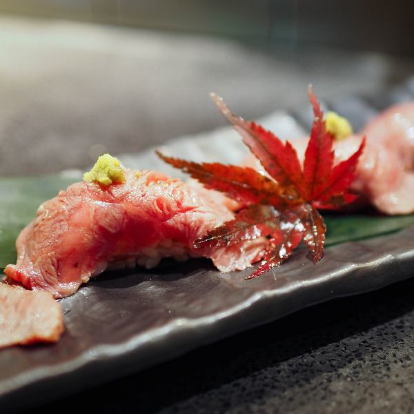 リピーター続出！「和牛炙りレア肉寿司」一貫