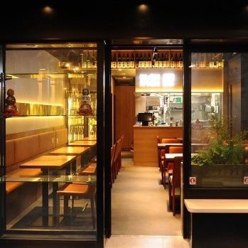 【駅近】洗練されたお洒落な空間は、大人の食事シーンに最適木目とモノトーンを基調とした店内は、焼き鳥屋のイメージを払拭するモダンなデザイン。高級感のある空間では、明るいスタッフが温かみのある接客でおもてなしいたします