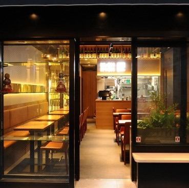 おしゃれな店内で自慢の串焼きをご堪能♪