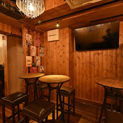 ウッド調の落ち着いた空間で楽しむ宴会は、温かな雰囲気の中で自然と会話が弾みます。人数に合わせてテーブルレイアウトを調整できるため、会社の集まりや友人同士の飲み会などにもぴったり。飲み放題付きのコースも充実しており、肉料理を中心としたボリューム満点の内容で満足度も抜群です。