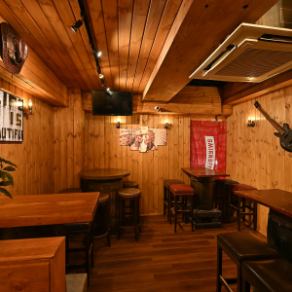 団体利用にも対応できる広々としたテーブル席をご用意。奥行きのある店内は、グループでもゆったり過ごせるよう設計されています。歓送迎会や打ち上げ、同窓会など幅広いシーンでご利用いただけ、飲み放題コースを組み合わせればさらに充実した宴会に。