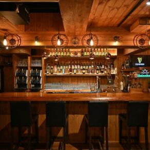 木の温もりを感じるバーカウンターは、落ち着いた雰囲気でゆっくりと過ごせる特等席。照明のやわらかな光がグラスに反射し、心地よい時間を演出します。バーテンダーとの距離も近く、気軽に会話を楽しみながら、ビールやウィスキーを味わえるのが魅力。