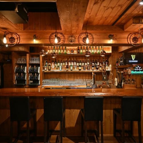 木の温もりを感じるバーカウンターは、落ち着いた雰囲気でゆっくりと過ごせる特等席。照明のやわらかな光がグラスに反射し、心地よい時間を演出します。バーテンダーとの距離も近く、気軽に会話を楽しみながら、ビールやウィスキーを味わえるのが魅力。