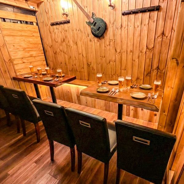 程よい広さと木のインテリアがつくる温かな雰囲気の中で、食事も会話も弾む宴会席。会社の飲み会や友人同士の集まりにもおすすめ。気兼ねなく過ごせる落ち着いた空間です。