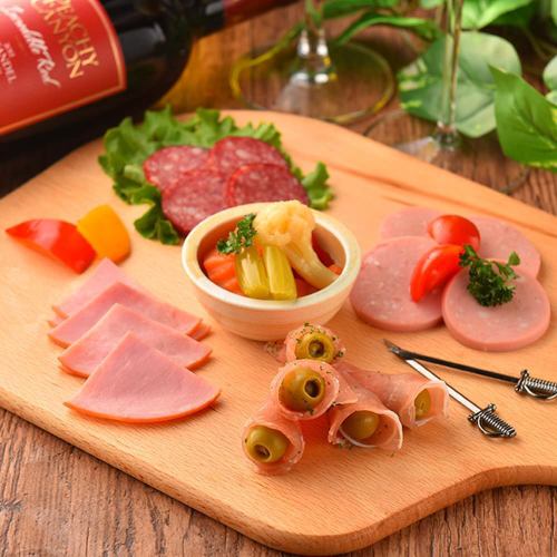 ハムとサラミの盛り合わせ