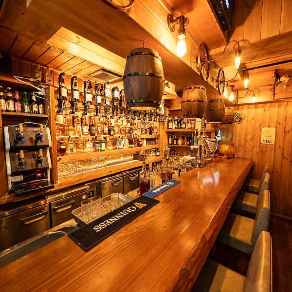 重厚なウッドカウンターに並ぶボトルと、穏やかな照明が心地よい空間。バーテンダーとの会話を楽しみながら、好みの一杯をゆっくり味わえる特等席です。お一人様の利用にも最適。