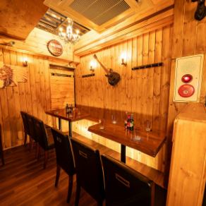 少人数での飲み会や女子会、気の合う仲間との集まりにもぴったりな空間。木の温もりに包まれたテーブル席では、料理と会話をゆったり楽しめます。静かすぎず賑やかすぎない心地よい空間で、自然と笑顔がこぼれる距離感が魅力。