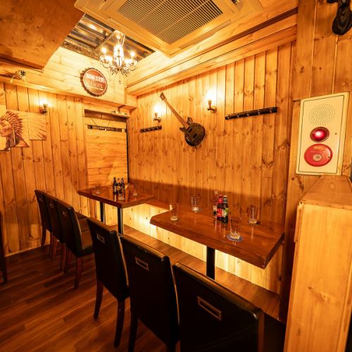 少人数での飲み会や女子会、気の合う仲間との集まりにもぴったりな空間。木の温もりに包まれたテーブル席では、料理と会話をゆったり楽しめます。静かすぎず賑やかすぎない心地よい空間で、自然と笑顔がこぼれる距離感が魅力。