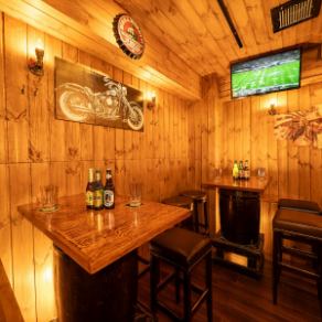 団体利用にも対応できる広々としたテーブル席をご用意。奥行きのある店内は、グループでもゆったり過ごせるよう設計されています。歓送迎会や打ち上げ、同窓会など幅広いシーンでご利用いただけ、飲み放題コースを組み合わせればさらに充実した宴会に。