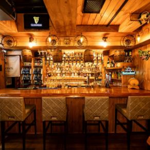 木の温もりを感じるバーカウンターは、落ち着いた雰囲気でゆっくりと過ごせる特等席。照明のやわらかな光がグラスに反射し、心地よい時間を演出します。バーテンダーとの距離も近く、気軽に会話を楽しみながら、ビールやウィスキーを味わえるのが魅力。