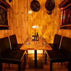 木の温もりに包まれた落ち着いたテーブル席。ほどよい距離感で座れる4名掛けで、仲間同士の飲み会やデートにも使いやすい雰囲気です。照明を少し落とした柔らかな空間が、ゆっくり語りたくなる時間をつくってくれます。クラフトビールや料理を楽しみながら、周りを気にせず過ごせる人気の席です。