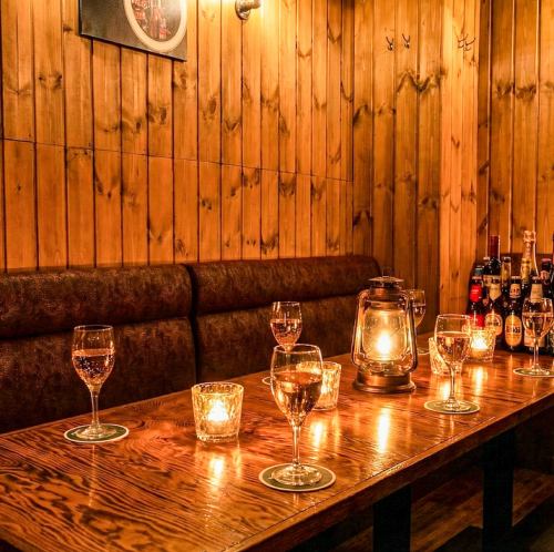 少人数から貸切まで対応できる自由なレイアウト空間