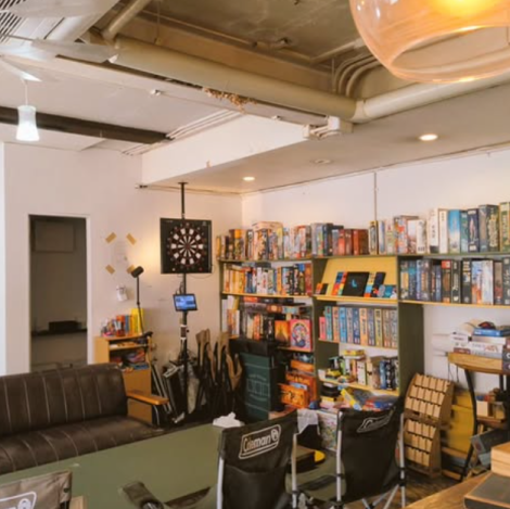 当店は、300種類以上のボードゲームを取り揃えたボードゲームカフェです。初心者から上級者まで楽しめる多彩なゲームが揃っており、新しいゲームとの出会いやお気に入りのゲームでの対戦が待っています。スタッフがルール説明を丁寧に行うので、誰でも安心して楽しめます。豊富なゲームと居心地の良い環境で特別な時間を♪