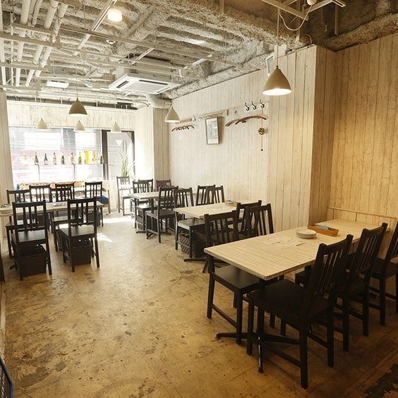 貸切は30名から60名様までOK。オシャレな店内で結婚式2次会や歓送迎会・打ち上げ等。素敵な思い出作りはいかがでじょうか。プロジェクターの用意もあるので、大切な思い出のスライドをみんなで見ることができます。人数や金額などまずは一度ご相談ください！