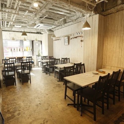 白を基調にした明るい店内