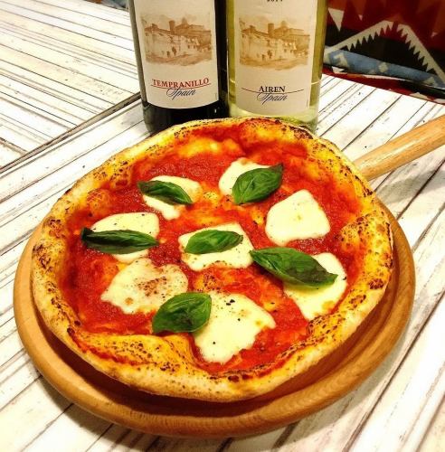 【イタリア料理の大定番】一枚づつ丁寧に作ってます♪シンプルイズベストなピッツァマルゲリータ1210円