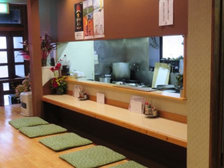 【1F】 Also feel free to eat alone! Counter seating available.Special seat of hormone east where excitement of staff and conversation!
