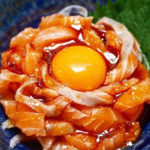 旨甘辛コチュジャンサーモンいくらユッケ
