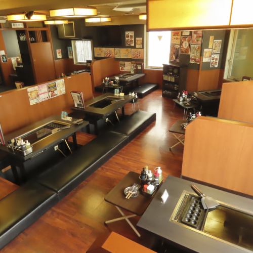 <p>お席は全席掘りごたつでゆったりとお寛ぎいただけます。鉄板を囲んでのお食事は老若男女に愛される食のエンターテイメント。週末に家族揃って訪れてみてはいかがでしょうか。また大人数様の宴会や貸切など承っております。お気軽にお問合せ下さい。</p>