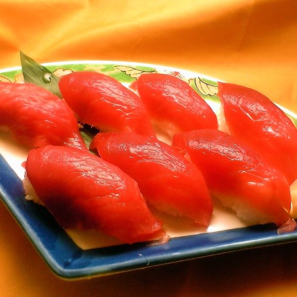 Tuna nigiri (1 piece)